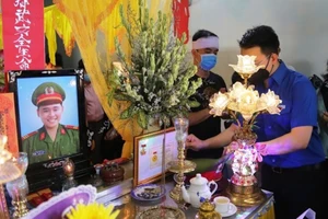 Trao huy hiệu Tuổi trẻ dũng cảm cho công an hy sinh