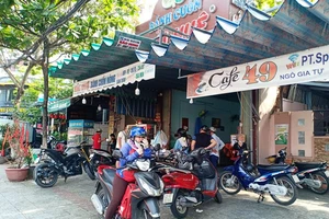 Người dân Đà Nẵng hồ hởi trong ngày đầu cho bán mang về