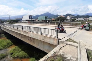 Điều tra nhiều nhóm liên quan vụ cha chỉ định thầu cho con