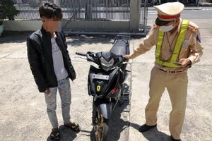CSGT truy bắt nam thanh niên bốc đầu xe trên đèo Hải Vân
