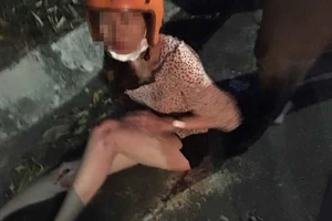 Cô gái bị cướp giật túi xách ngã nhào xuống đường