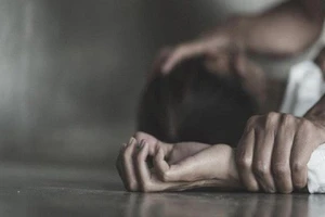 Đi tìm người tình rồi hiếp dâm bé gái 11 tuổi đang ngủ trưa