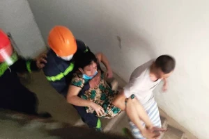 Cứu 4 người mắc kẹt trong đám cháy chung cư