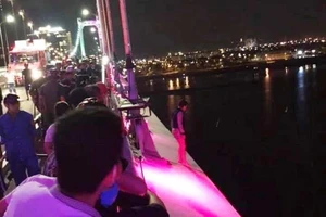 Cảnh sát thuyết phục cô gái từ bỏ ý định nhảy cầu tự tử