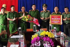 Thưởng nóng đơn vị phá đường dây làm giả thẻ công an, nhà báo