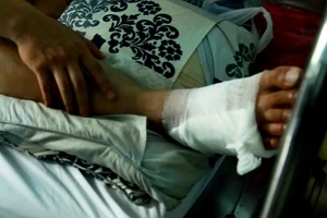 Trung úy cảnh sát đứt gân chân khi bắt kẻ bán ma túy