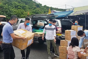 Từ Hà Nội vào Đà Nẵng tặng khẩu trang cho phóng viên