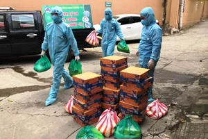 Cán bộ phường đến gõ từng nhà dân khu cách ly để trao quà