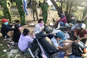 Bất chấp dịch, 10 người vẫn tụ tập đánh bạc trên bờ biển