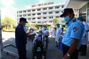 Bệnh viện C dỡ lệnh phong tỏa, bệnh nhân hớn hở về nhà