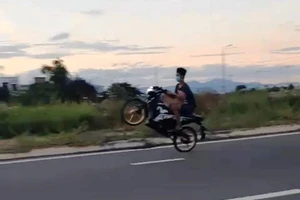 Phạt nhóm thanh niên chạy xe bốc đầu trong dịch COVID-19