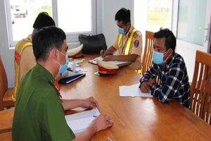 Xe 4 chỗ chở khách trốn khỏi Đà Nẵng bị xử phạt