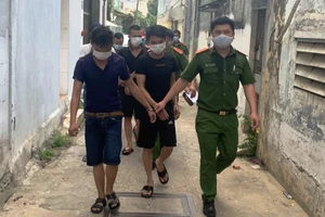 Bắt 8 thanh niên lập sòng xóc đĩa ngay trong dịch COVID-19