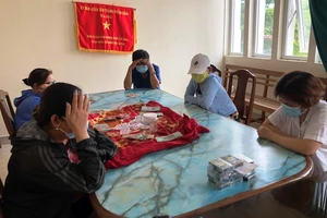 5 người tụ tập đánh bạc bất chấp dịch COVID-19