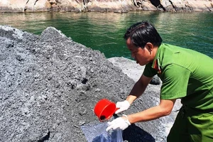 Đổ nguyên liệu xi măng xuống biển, bị phạt 700 triệu đồng