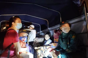 Đà Nẵng: Trắng đêm dầm mưa đưa dân đi sơ tán để tránh bão