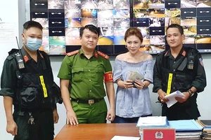 Nữ du khách bất ngờ khi nhận lại chiếc ví đánh rơi