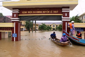 Bệnh viện Lệ Thủy, Quảng Bình bị cô lập trong lũ 