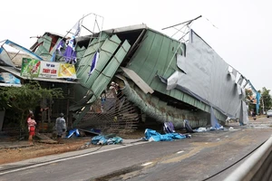 Quảng Ngãi tan hoang sau bão, hơn 38.000 nhà bị tốc mái