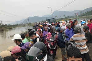 Lặn tìm nam thanh niên nghi ngờ bị nước lũ cuốn trôi