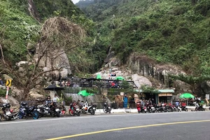 Làm quán cà phê không phép trên đèo Hải Vân