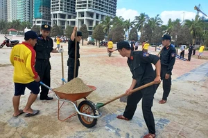 Cảnh sát cơ động Đà Nẵng dọn rác bãi biển sau bão