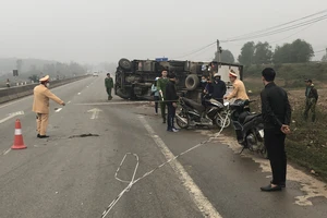 Xe đông lạnh húc văng hai mẹ con rồi lật nhào