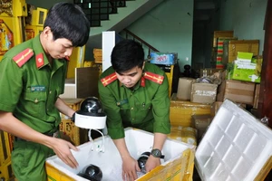 Tạm giữ gần 200 thùng chứa bài dùng đánh bạc