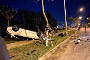 Mercedes tông xe máy rồi lật ngửa trên vỉa hè ở Đà Nẵng