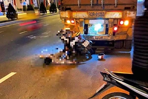 Thanh niên lao xe máy vào đuôi container đang đỗ, tử vong