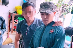 Nghi phạm (phải) bị các trinh sát hình sự bắt giữ. Ảnh: H.H