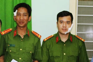 Người tâm thần tấn công cảnh sát bằng dao