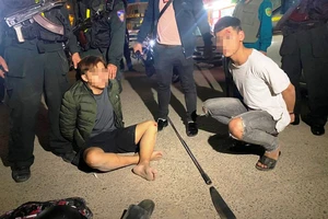 2 học sinh dùng dao phóng lợn chống trả cảnh sát