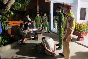 Nhóm thanh niên đi ô tô mua chuộc CSGT Đà Nẵng khi bị kiểm tra