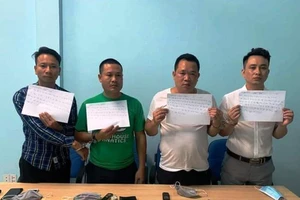 Bắt nhóm lừa đảo giả vờ tặng dầu ăn để bán hàng giả