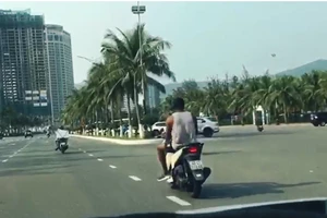 Phạt người nước ngoài chạy xe không bằng lái, mũ bảo hiểm