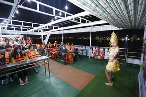 Tranh cãi về việc mặc áo phao khi đi tàu du lịch trên sông Hàn