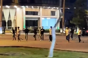 Đà Nẵng: 2 nhóm hỗn chiến, người đi đường khiếp sợ