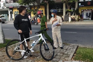 Đà Nẵng: Phạt hàng loạt người không đeo khẩu trang 