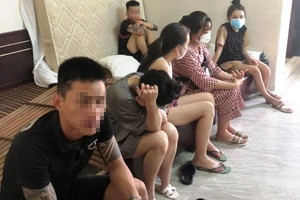 Thuê nữ nhân viên quán Karaoke vào khách sạn phục vụ bay, lắc 