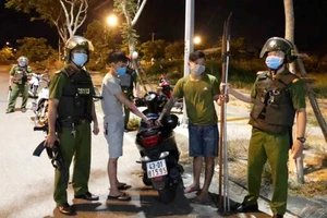 Nhóm thanh niên mang dao phóng lợn đi đánh nhau