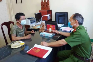 Một người rạch phá hàng loạt pa nô tuyên truyền bầu cử