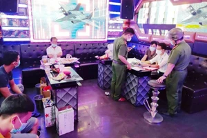 7 nam nữ tụ tập phê ma túy trong quán karaoke ở Đà Nẵng