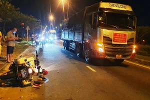 Tài xế né trạm thu phí, tông CSGT bị thương