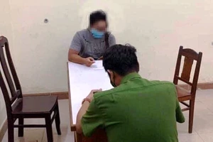 Đăng lên Facebook việc đi giao cào cào cho khách nuôi chim bị phạt 7,5 triệu