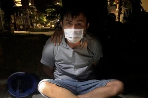 Dỡ rào chắn khu vực phong tỏa dịch COVID đi mua ma túy