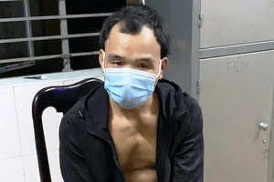 Nam thanh niên tông chốt kiểm dịch, đánh công an