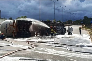  Hàng trăm cảnh sát Đà Nẵng giải cứu xe bồn chở gas lật giữa đường