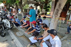 Hàng trăm người kẹt giữa 2 chốt Quảng Nam-Đà Nẵng vì giấy xét nghiệm