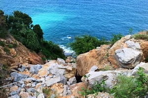 Đi câu, rơi xuống ghềnh đá bị sóng biển cuốn mất tích